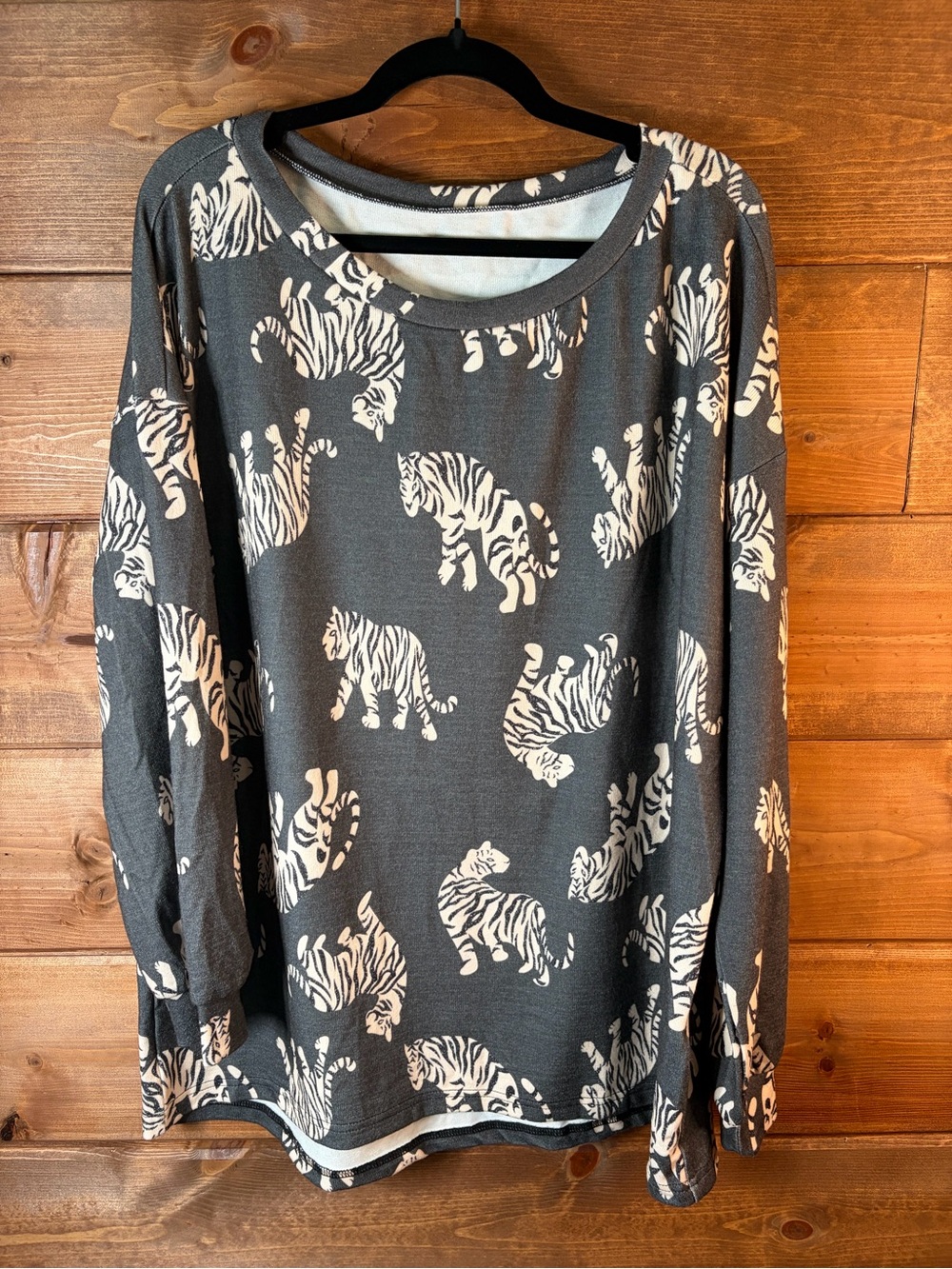 Women's Long Sleeve Tiger Print Sweatshirt - Charcoal & Cream Size Large 🩶